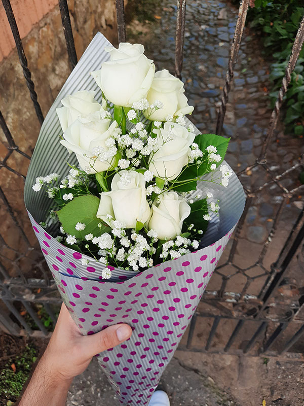 Madame Cvećara | Bele ruže u buketu