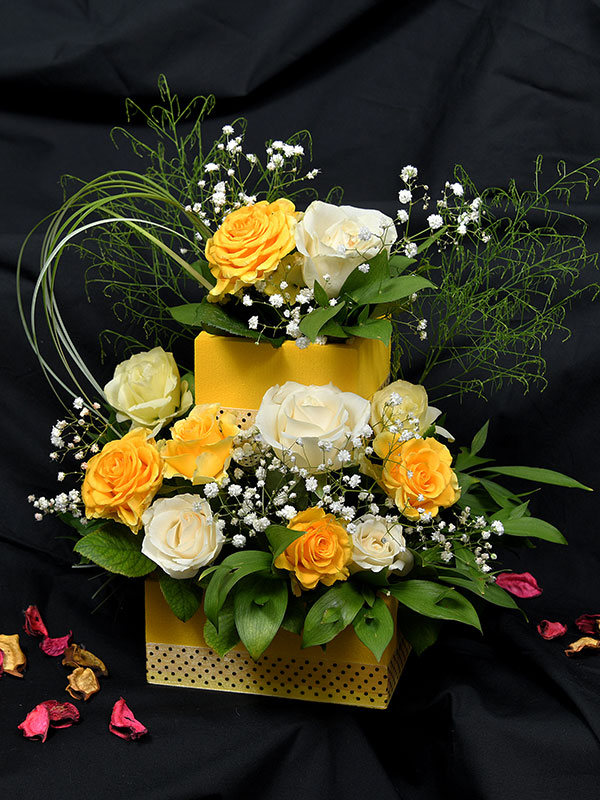 Kombinacija belih i žutih ruža