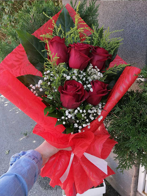 Madame Cvećara | https://cvecaramadame.rs/Buket 5 crvenih ruža