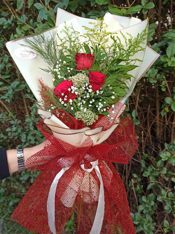 Madame Cvećara | 3 crvene ruže sa zelenom dekoracijom